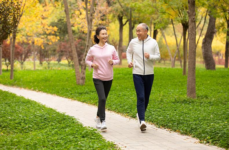 数名医生建议：上了年纪，宁愿吃饱坐着，也别在饭后尝试做5件事老王今年68岁