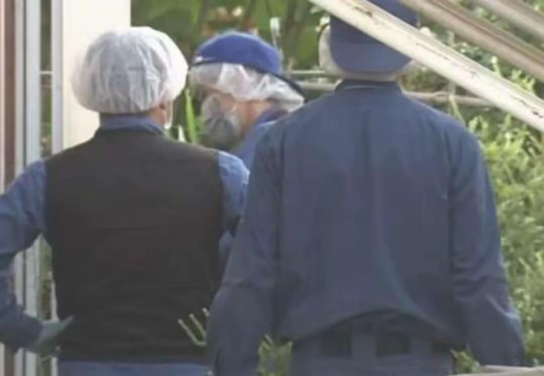 日本这个75岁老太太能把人逗死。近日，她在亲属陪同下去警局自首。说她女儿二十年