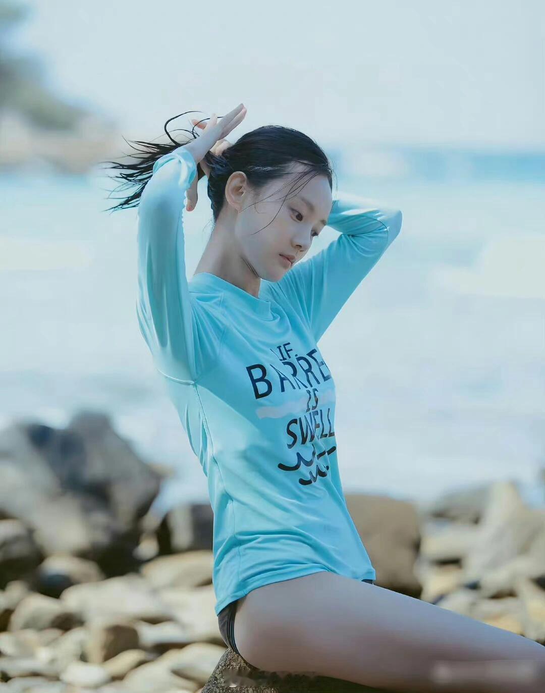 这应该是李一桐还在做替身的素颜吧，别说挺好看的……​​​