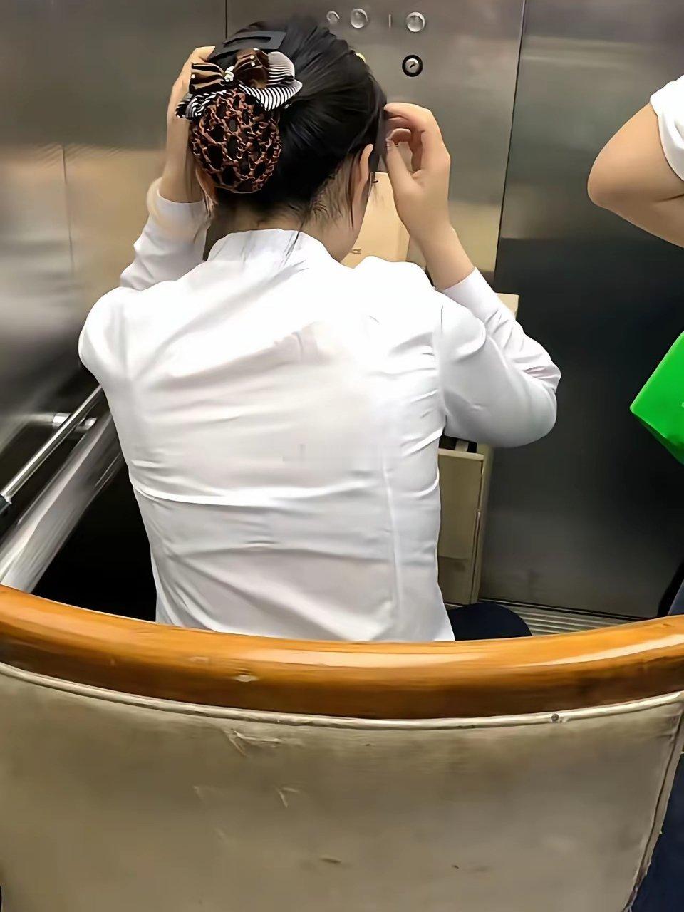 这是什么神仙职位？只用在电梯里帮忙按楼层就行了，还可以吹空调