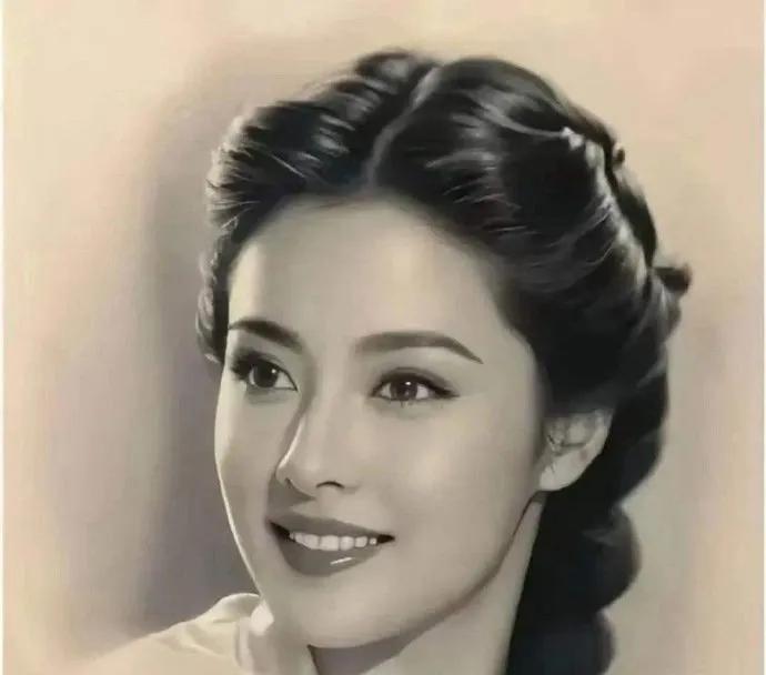 “原来刘亦菲妈妈才是家族颜值天花板！难怪刘亦菲曾笑称自己是家里最‘普通’的一个—