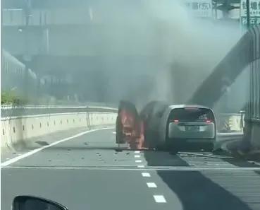 高架时速80起火，能开门竟然成了加分项？对汽车安全的要求怎么这么低了？车主竟然