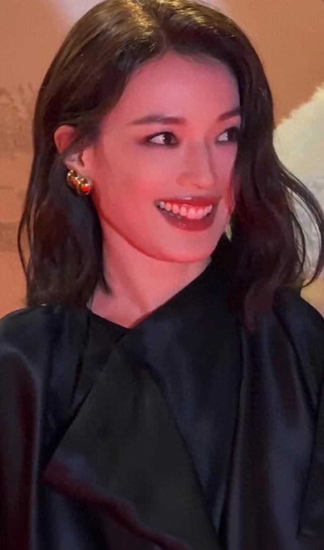 49岁舒淇米兰看秀，一身黑衣，长发披肩，一颦一笑，优雅迷人