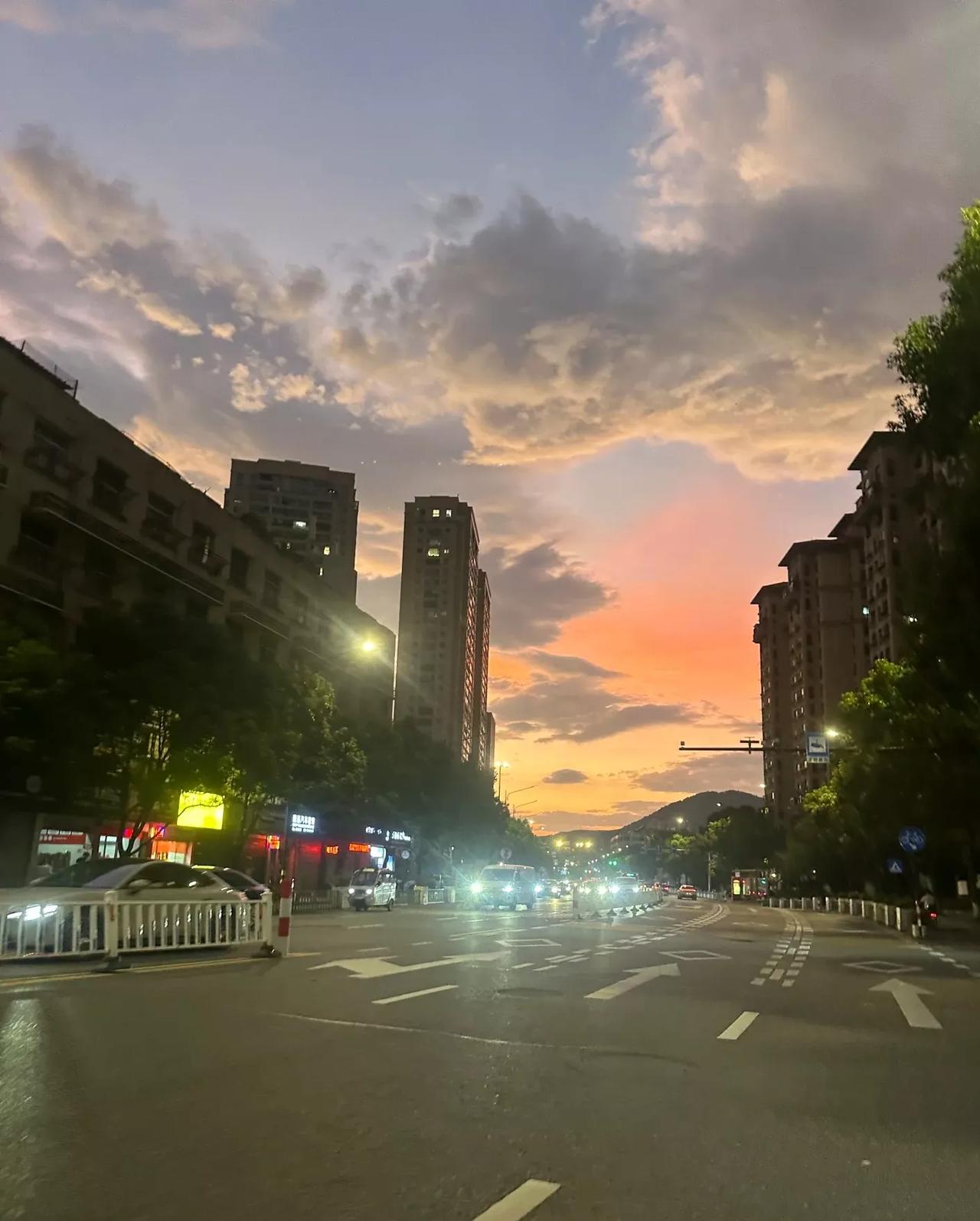 提个醒！大伙心里要有数，再过8天，也就是9月7号，全国就要迎来白露节气，这夏天算
