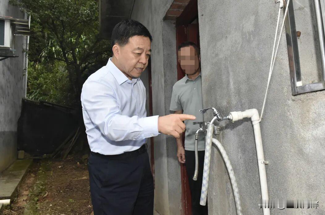 在江西工作的老叶，个子不高，目光犀利，看上去一脸聪明相。本科毕业于华东水利学院，