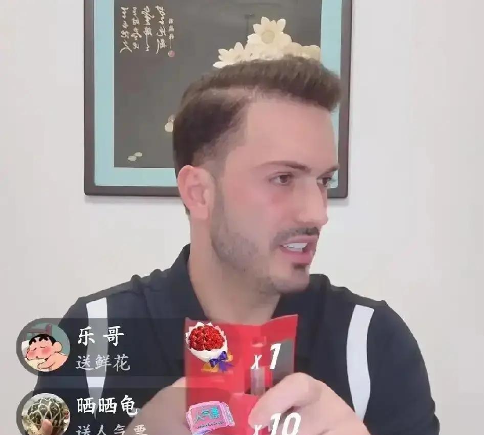 你以为她在回应感情？不，她完成了一场完美的叙事权交接。前男友罗兰多写下小作文