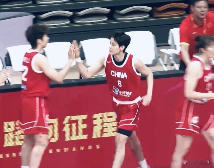 宫鲁鸣想清楚了，不让杨舒予当队长没让二杨拿旗，宫指导在受到大杨质疑、二杨不参加