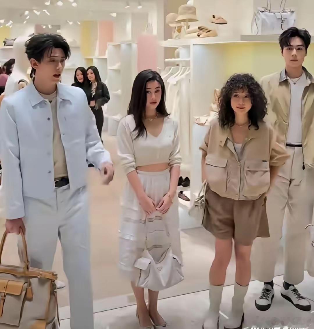 马‏伊琍和朱珠‏‏同﻿框出席活动‎‎，马伊琍这‎⁠‎次亮⁠‎相变⁠﻿⁠化大到让人