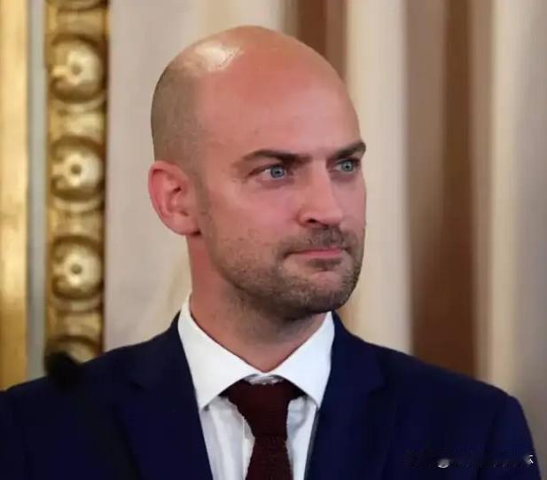 法国这次拿出了实际行动！法国外长巴罗14日接受法国RTL电台采访时说，法国将