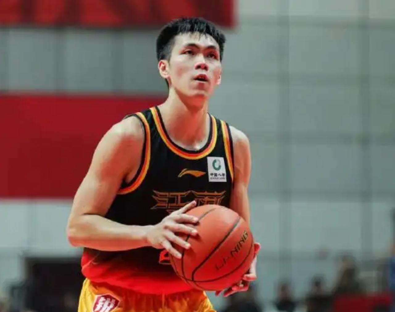 庞峥麟为何无缘男篮14人大名单？分析，主要有3个原因今天上午，中国男篮正式公布