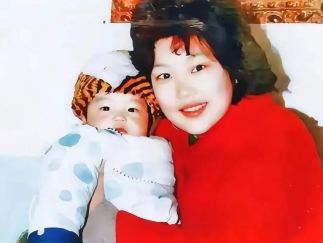 1988年，武汉女教师邹翃燕，在医院拼尽全力，生下一男孩。丈夫过来探望，邹翃燕心