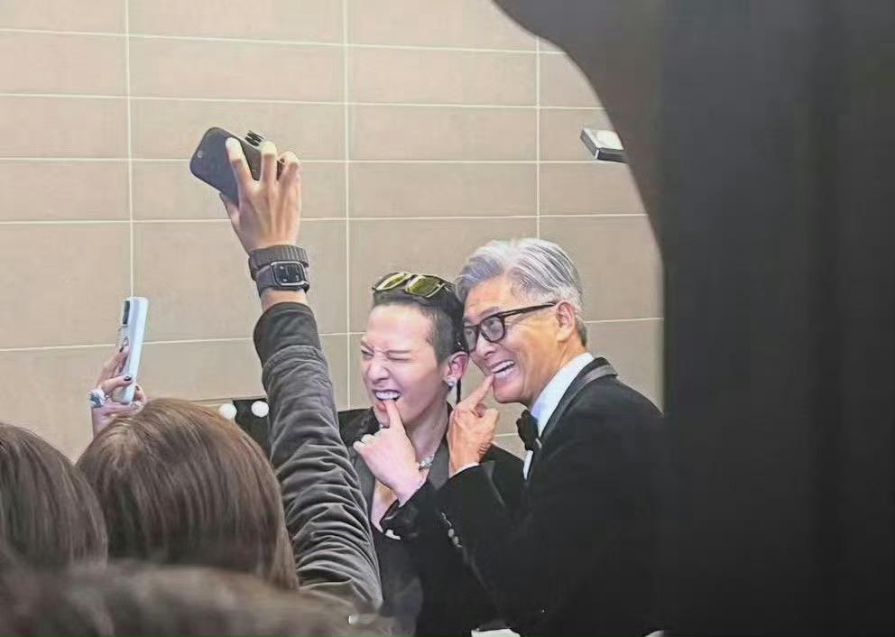 巨星联动，权志龙在后台跟周润发自拍，权志龙能不能把你的自拍发出来