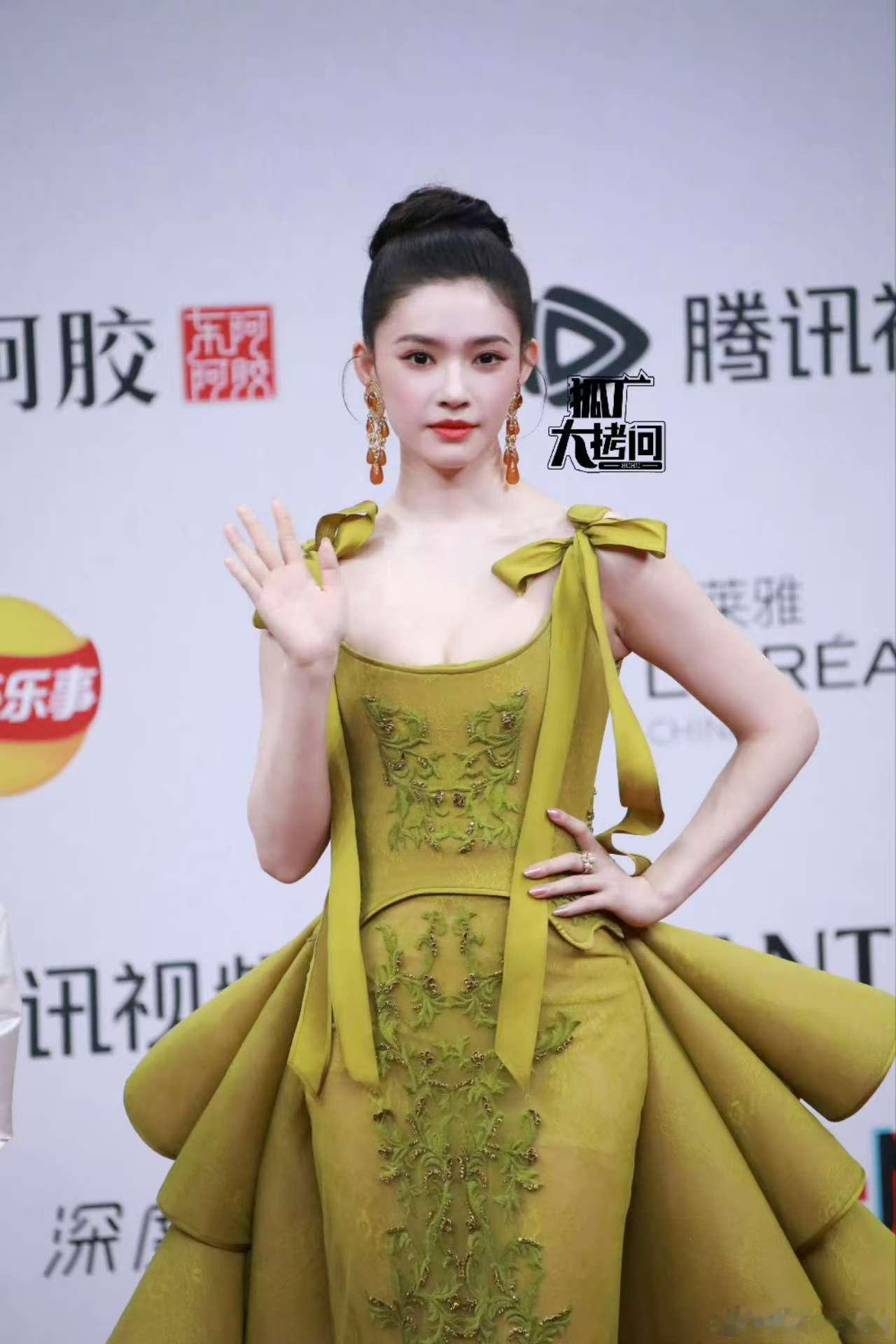 林允蝴蝶结刺绣拖尾裙星光大赏林允蝴蝶结刺绣拖尾裙，真的是太好看了呀，大光明的