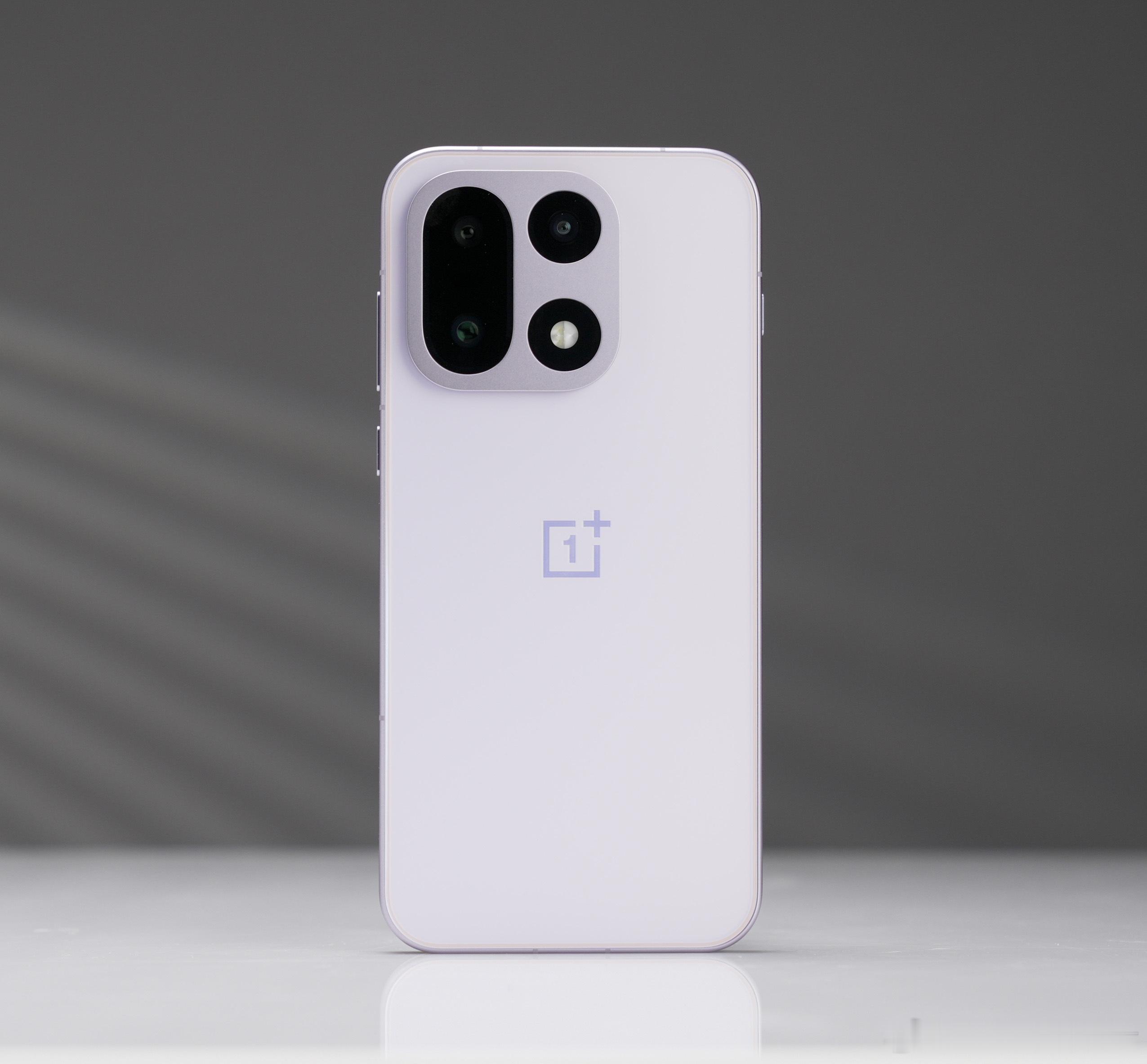 一句话总结一加15，“对性能的定位更纯粹”。今年和自家X9定位区分更明显，一个重