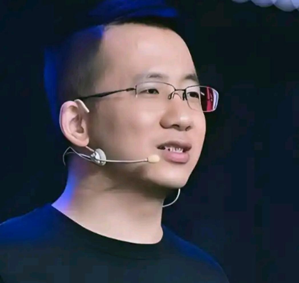 张一鸣以100个月年终奖的高额现金激励，成为商业领域的热议话题。这并非单纯的福利