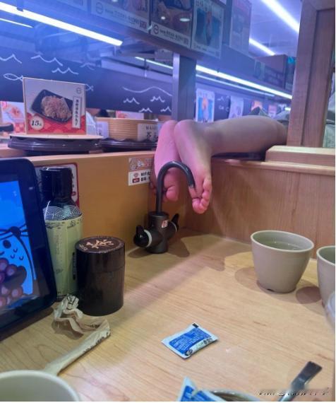 这家长怎么教育的！广东广州，一女子去寿司店吃饭，期间回头一看瞬间食欲全无，隔壁桌