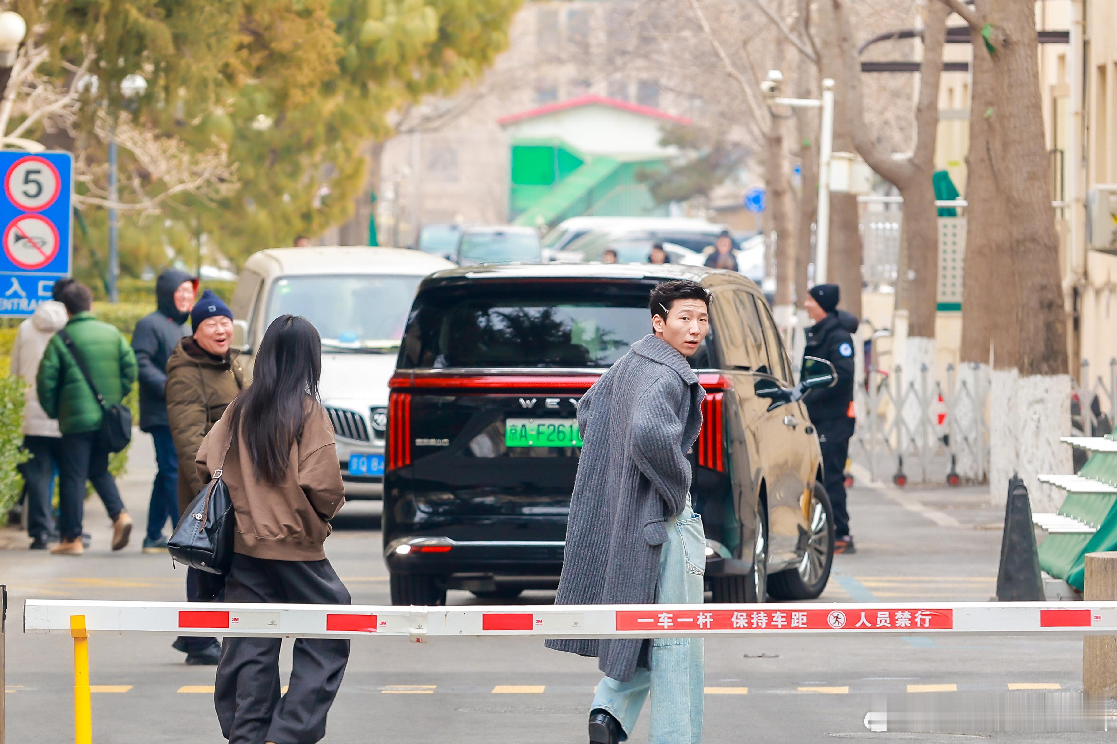 偶遇春晚艺人接送车，原来是咱们的高山！女子偶遇春晚接送艺人的车