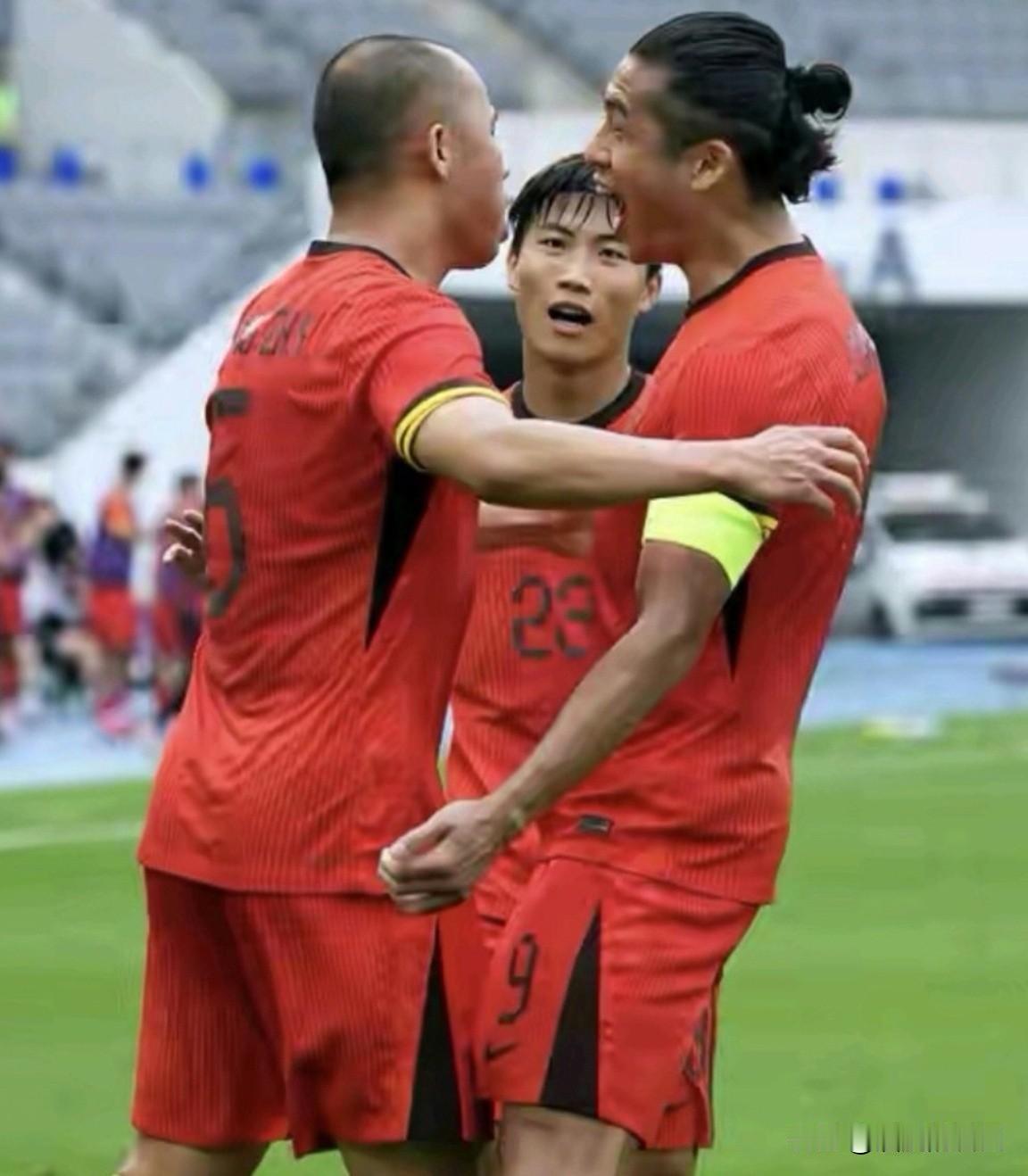 纯属个人的一点建议，不管采纳不采纳，也算是尽到一个球迷的心。国足最早或明年