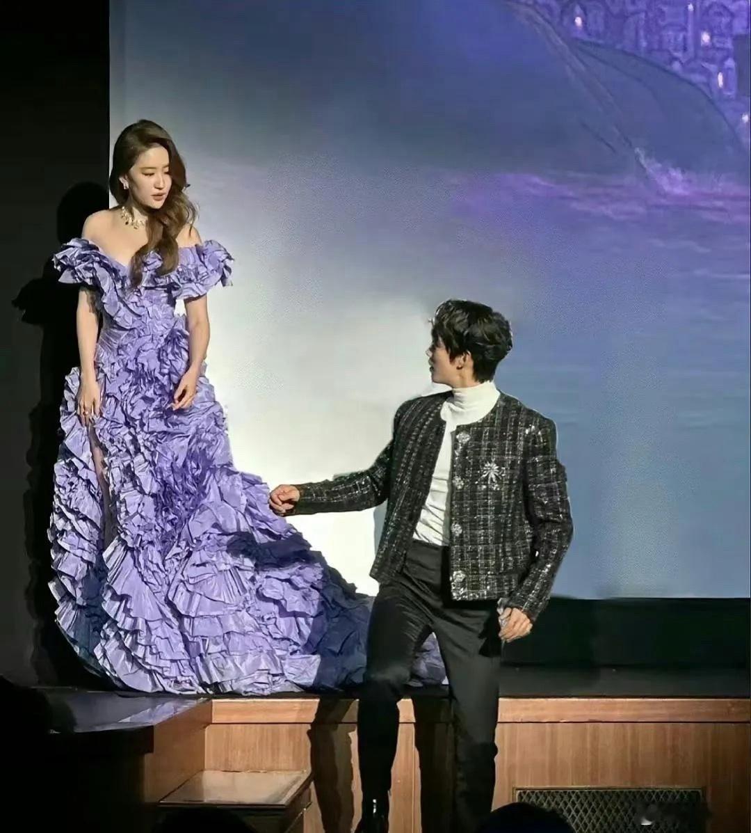 每次看到这张照片都很心疼周深