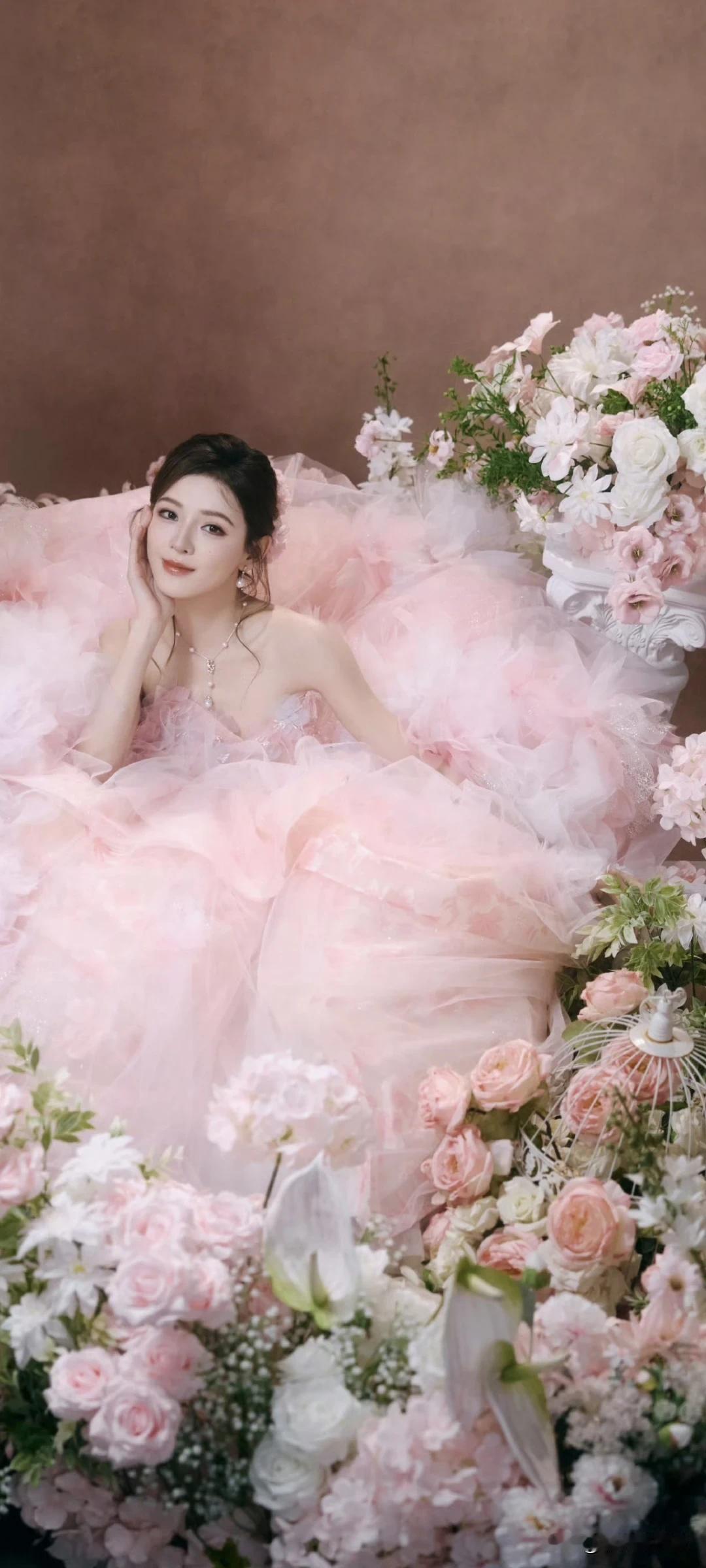 张予曦壁纸～仿佛从花海里走出来的仙女，性感与浪漫并存的天花板！