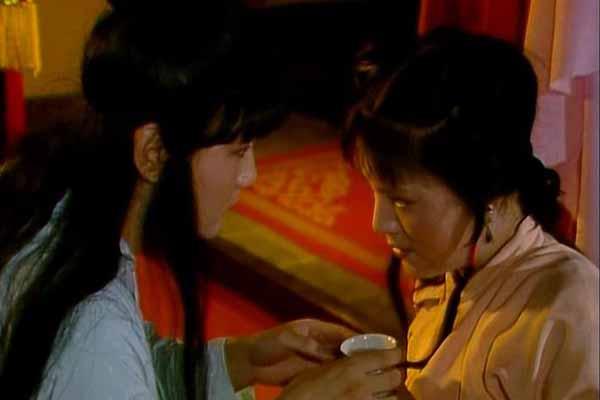 袭人被宝玉踢了一脚后,为什么连争荣夸耀之心都灰了?袭人灰心，并不是因为挨了踢。她