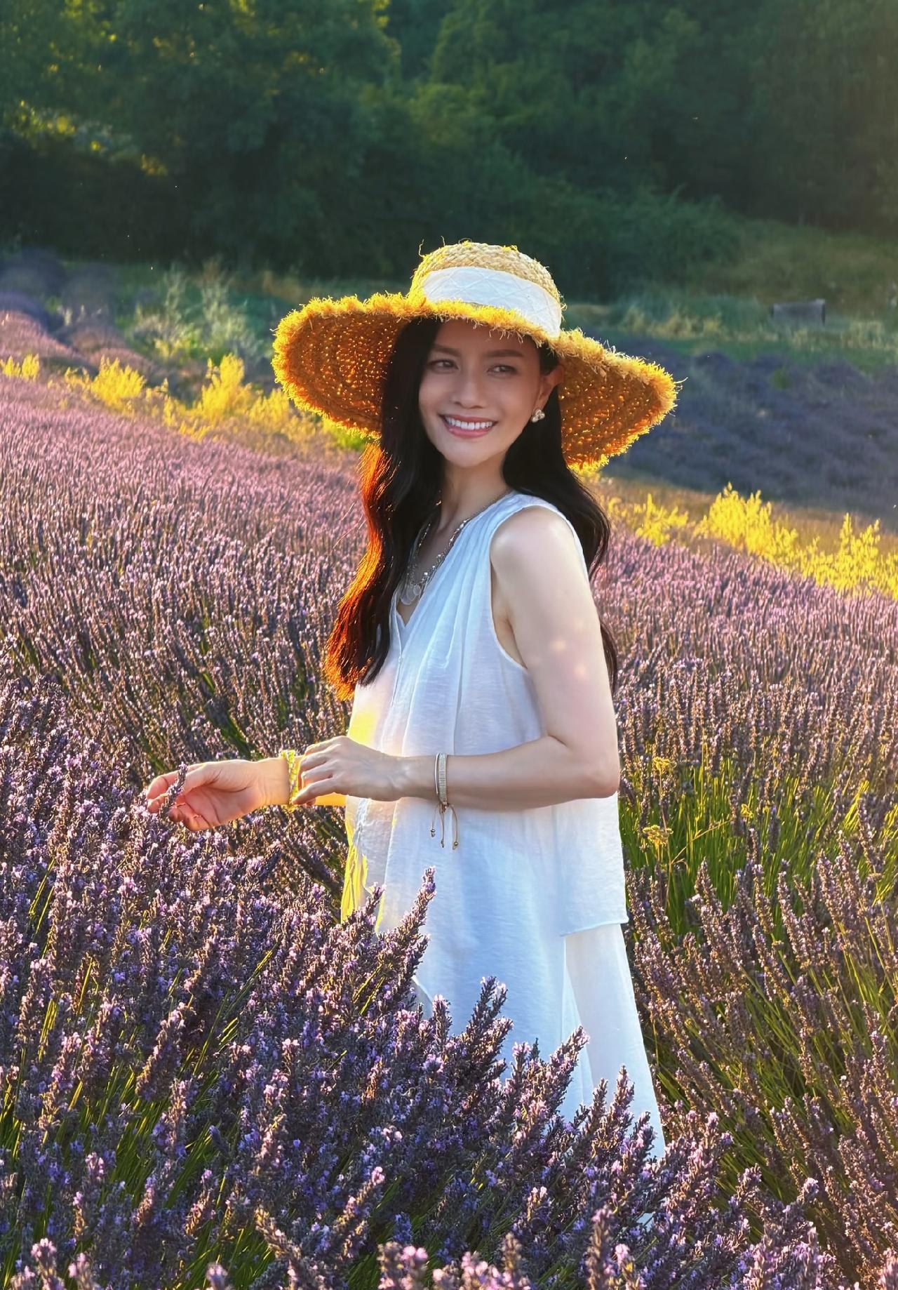 看到胡可去普罗旺斯的照片实在是太好笑了，沙溢估计怎么也想不到自己会以这样的方式出