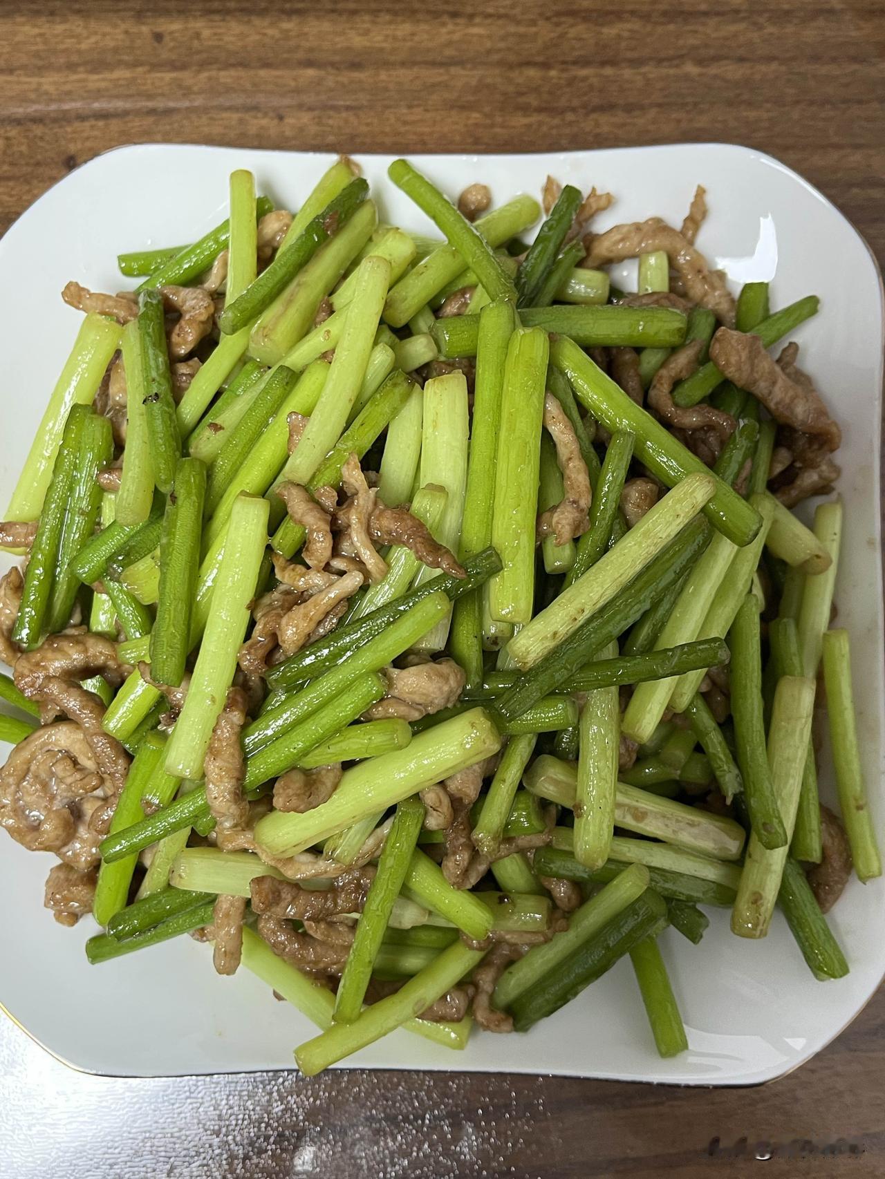 好友们晚上好！春安吉祥，晚餐香香！今天的晚餐：西红柿炒鸡蛋蒜苔炒肉丝杂粮饭