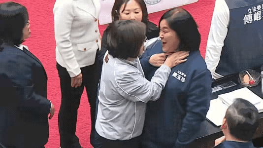 台湾“立院”今日又有肢体冲突，福建金门县陈玉珍被民进党赖惠员用手掐住脖子，王义川