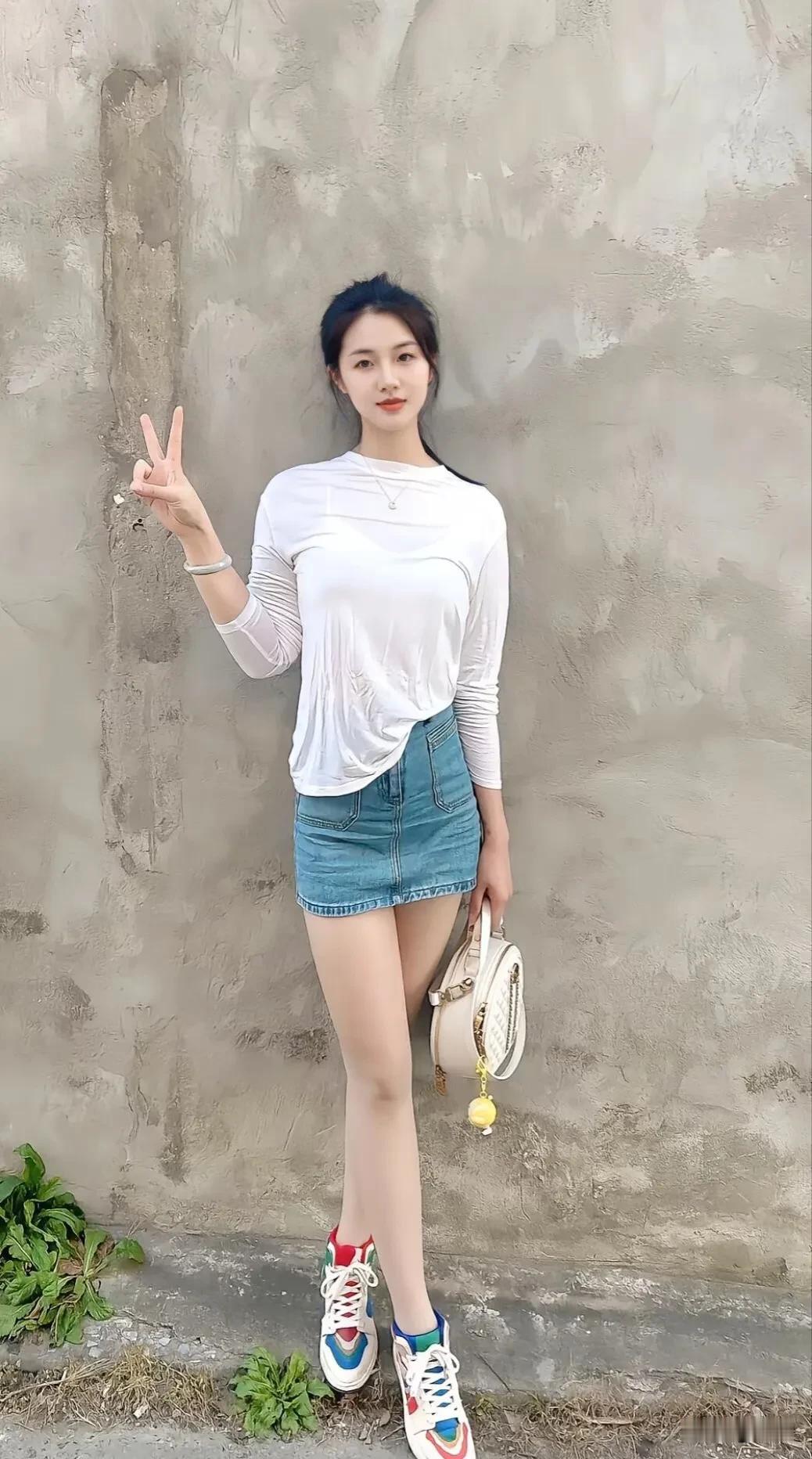 看看气质女神的穿着搭配吧大个门前站，怎么穿都好看！嘻嘻！