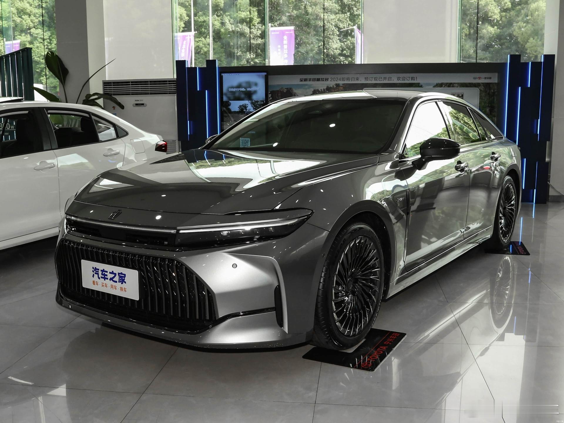 我老家一个叔叔年底想买个新车他看中皇冠2.5至尊版34.9万指导价一分钱