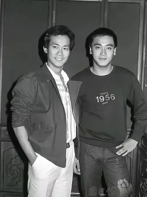 演员郑少秋年轻的时候是贼帅，站在他旁边的那位，大家知道是谁吗？