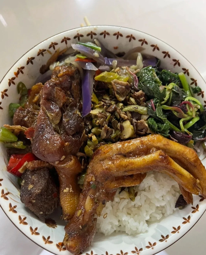昨天晚上婆婆打电话问我6点半怎么还没下班回家，我说加班差不多七点多点就能到家，当