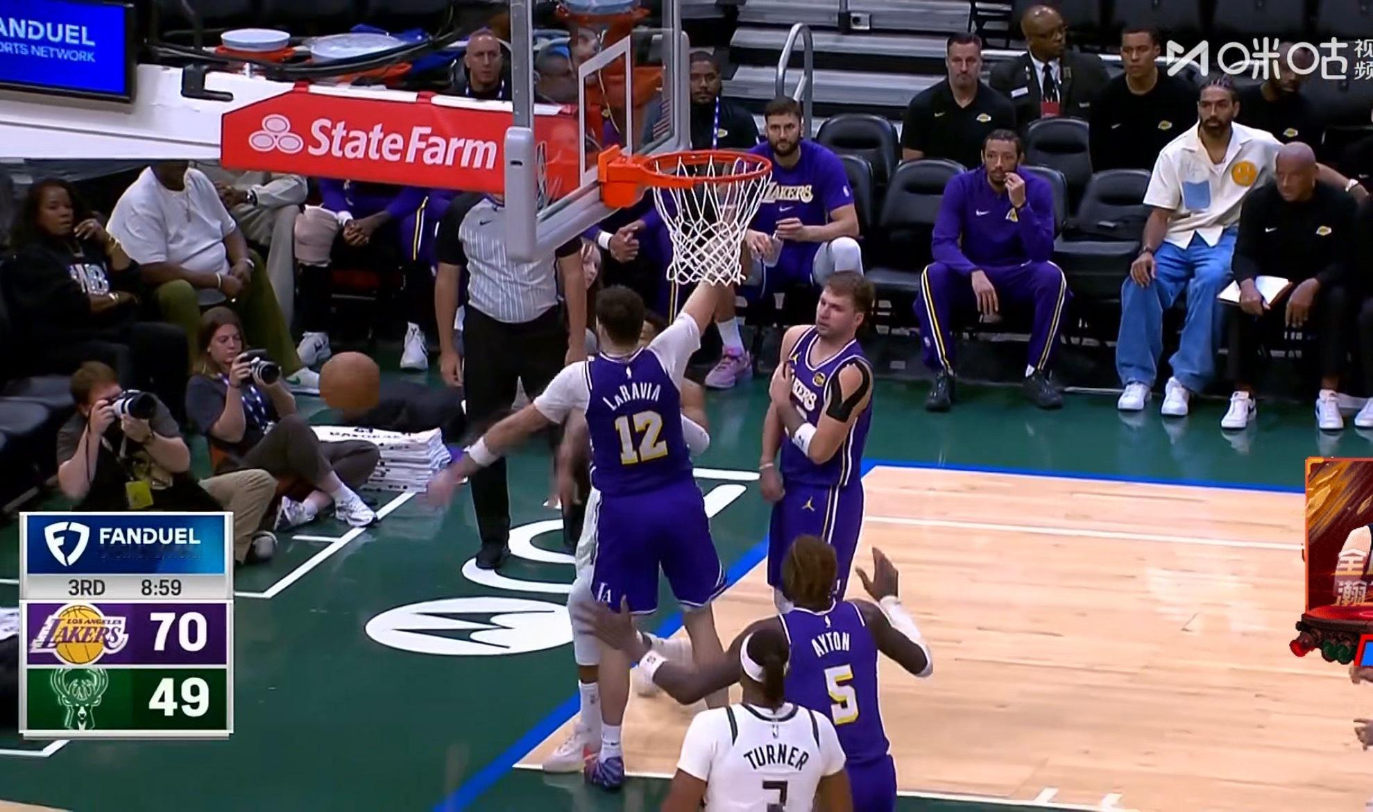 雄鹿醒过来一点了。