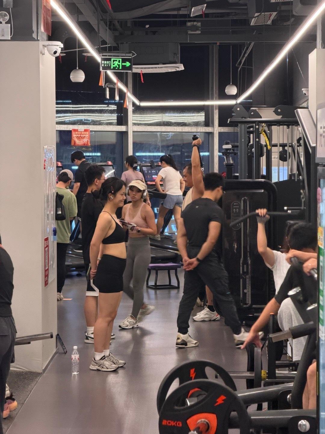 不是，怎么这么多人呀连放衣服的柜子都没有深圳