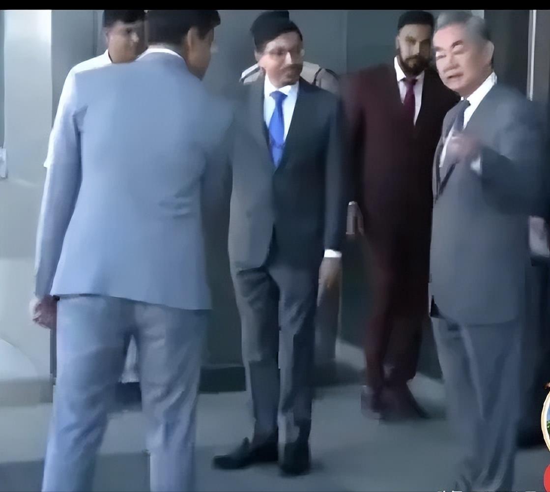 王毅外长访问印度，顺带也提醒巴基斯坦千万不要飘了！ 8月18日，王毅外长去印