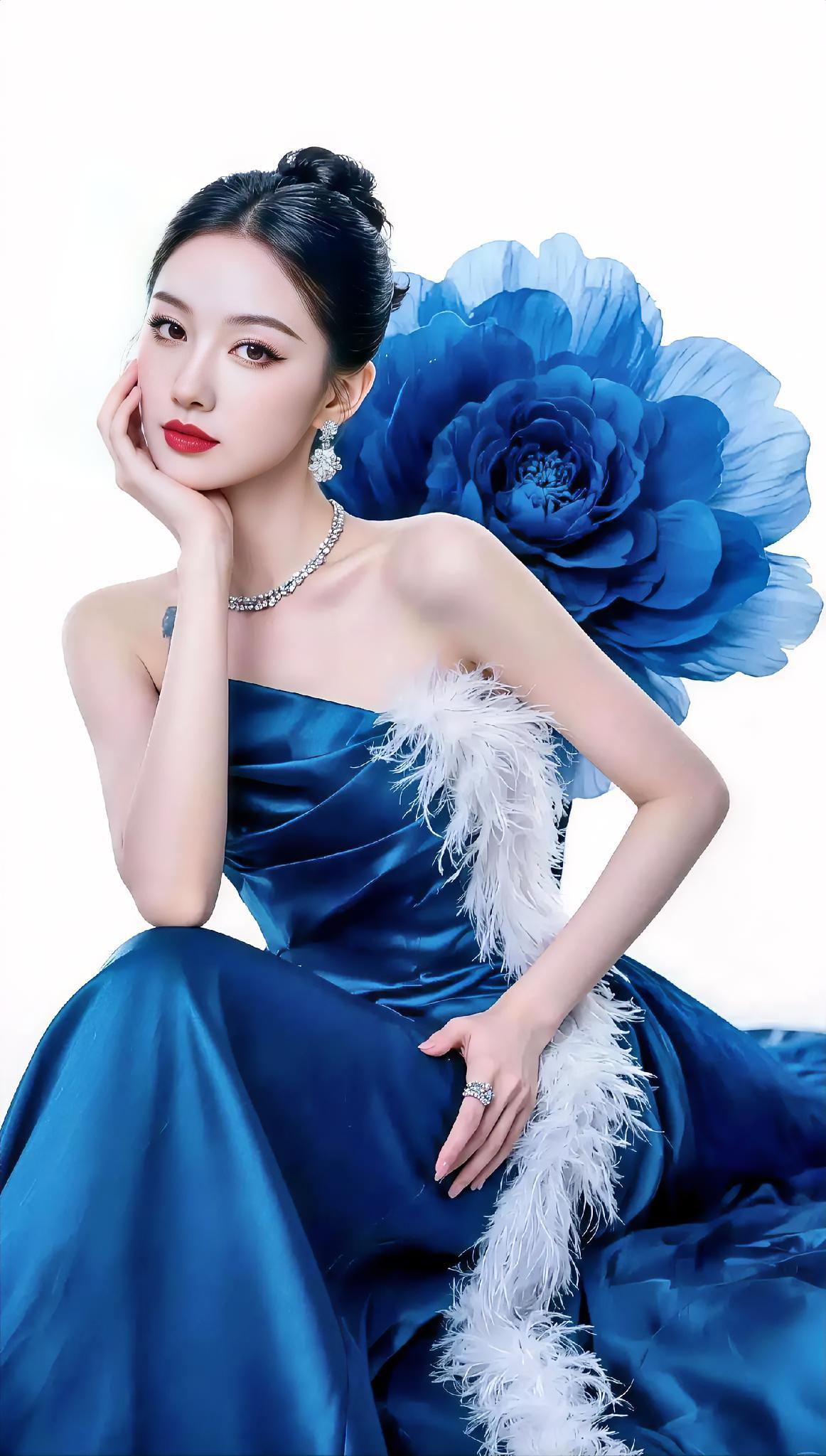 《蓝缎上的花》深蓝缎裙，晕开静谧海洋，巨瓣轻展，衬着白羽微芒。钻链绕