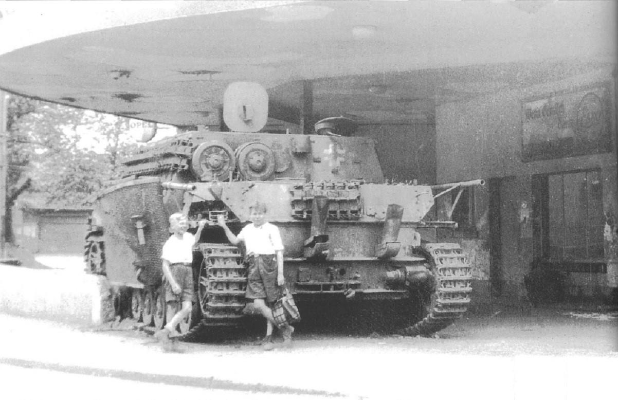 [呲牙笑]在加油站捡到一辆突击炮——1944年，盟军挺进法国，德军仓皇撤退。一辆