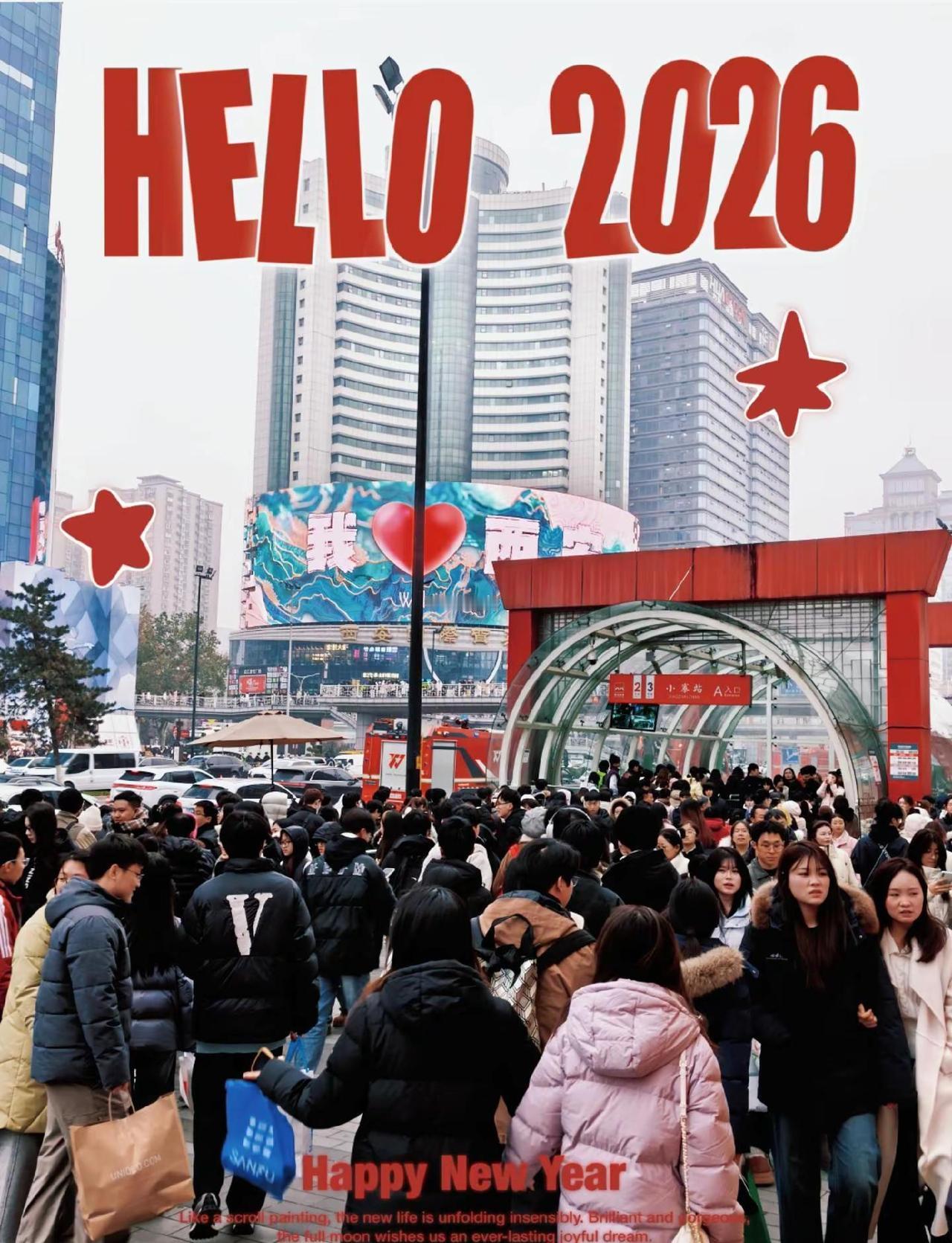 地铁排队，人潮汹涌！人挤人，队伍几十米长！！就等着坐地铁！！过个元旦节，地铁就热