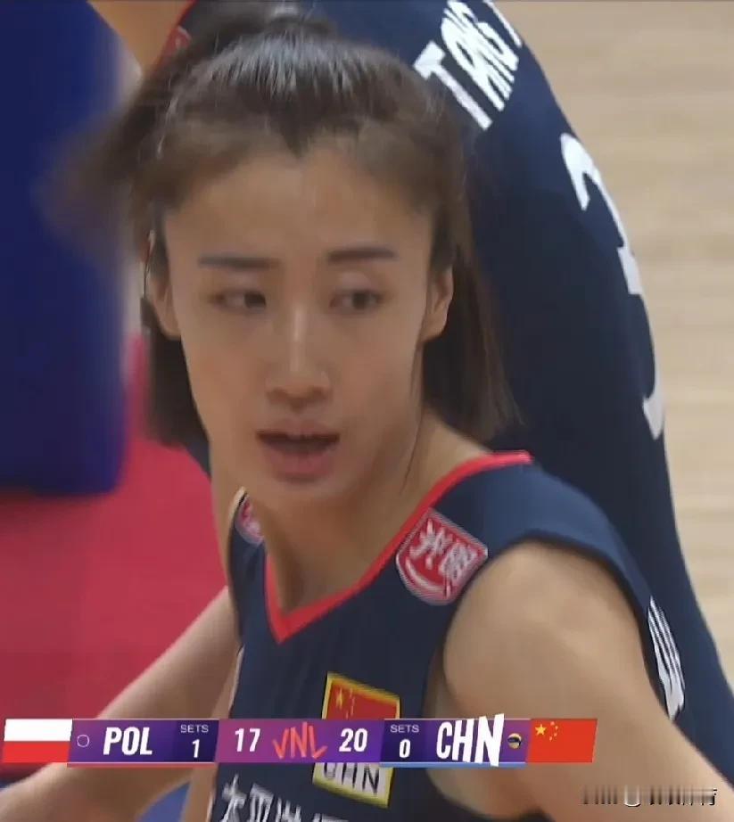 中国女排扳回一局唐欣的上场扭转了战局。第二局，中国队3-4落后时，赵勇教练果