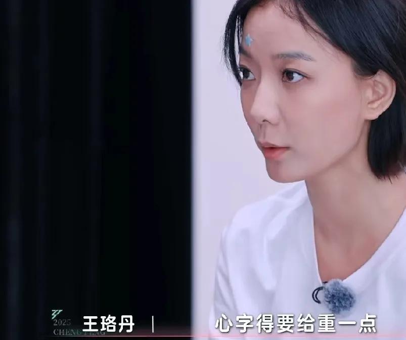 祝绪丹唱有力量的歌声音还嗲嗲的，王珞丹纠正了很多次都不行，最后王珞丹让她把唱歌当