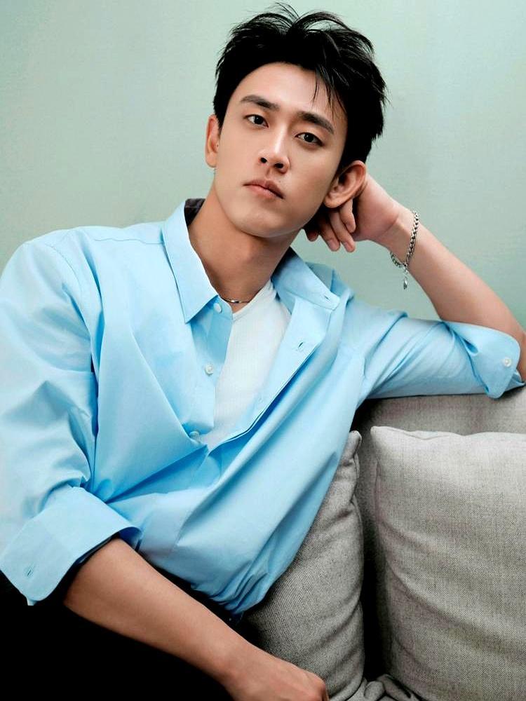 央视八套这波操作疯了，直接让一个33岁男人在傍晚和黄金档左右互搏。你刚换台，又撞