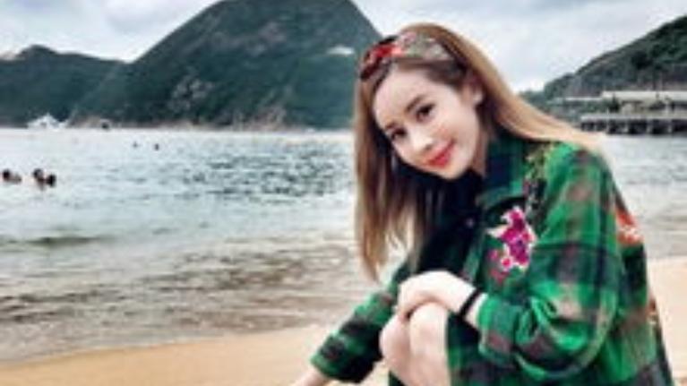 你知道吗？韦雪最近在直播里自曝整容把脸整歪了，直接把医美风险摆到了台面上。镜头