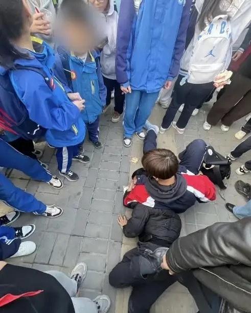 陕西延安19路公交车上，高中男生见义勇为制服猥亵犯，勇敢与智慧并存