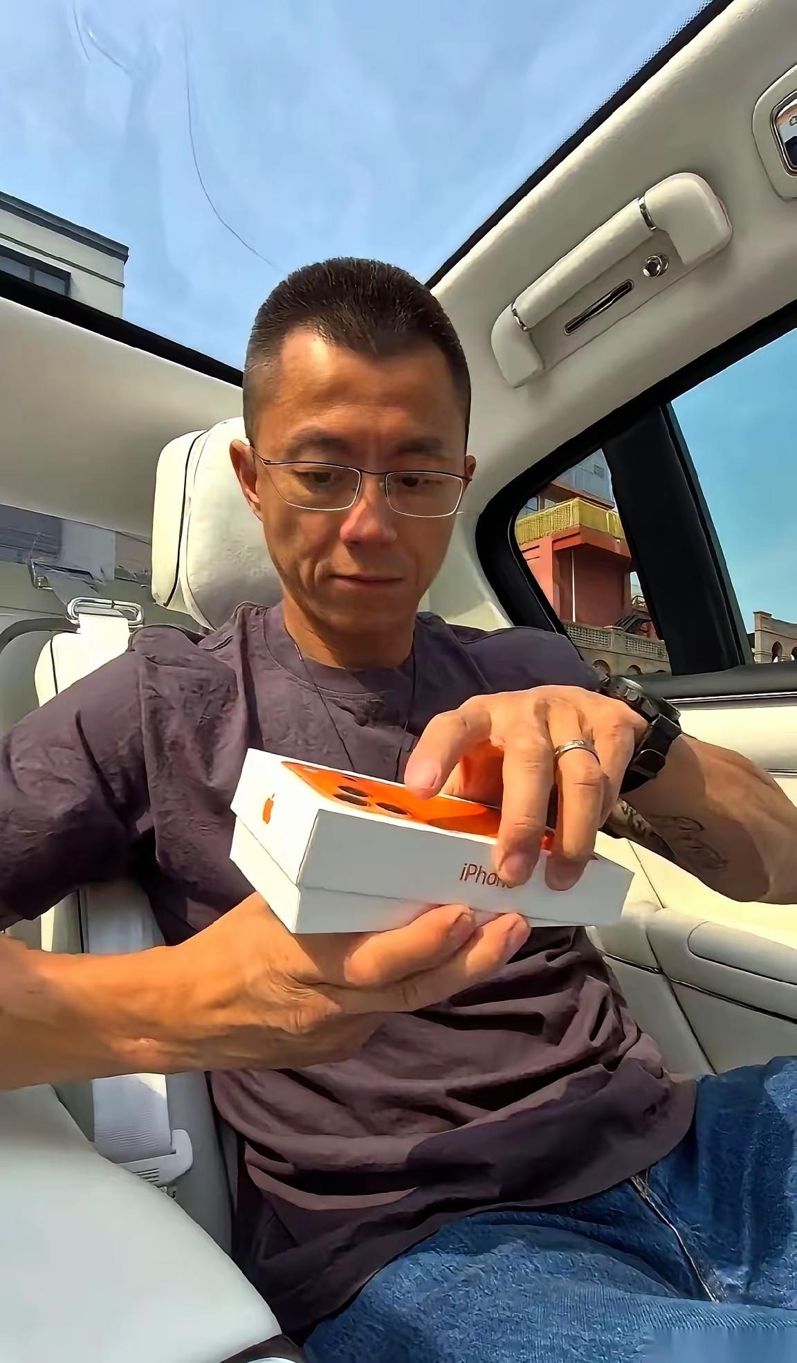 我见过最“狠”的人，就是陈震这种。崭新的iPhone17Pro，封条一撕，