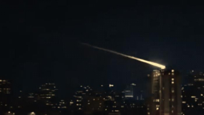 伊朗导弹这波够狠的，一枚导弹命中特拉维夫一栋居民楼楼顶，瞬间发生大爆炸！爆炸的威