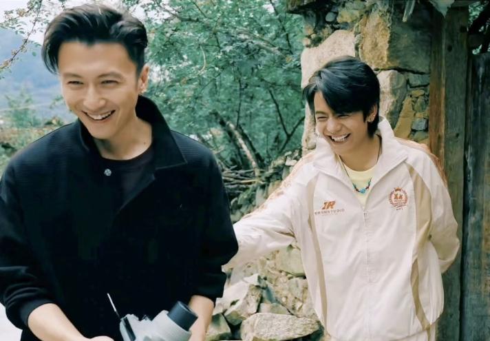 丁真叫谢霆锋“谢霆哥”。四年前两人一起录制节目，当时丁真的普通话好不好，以为