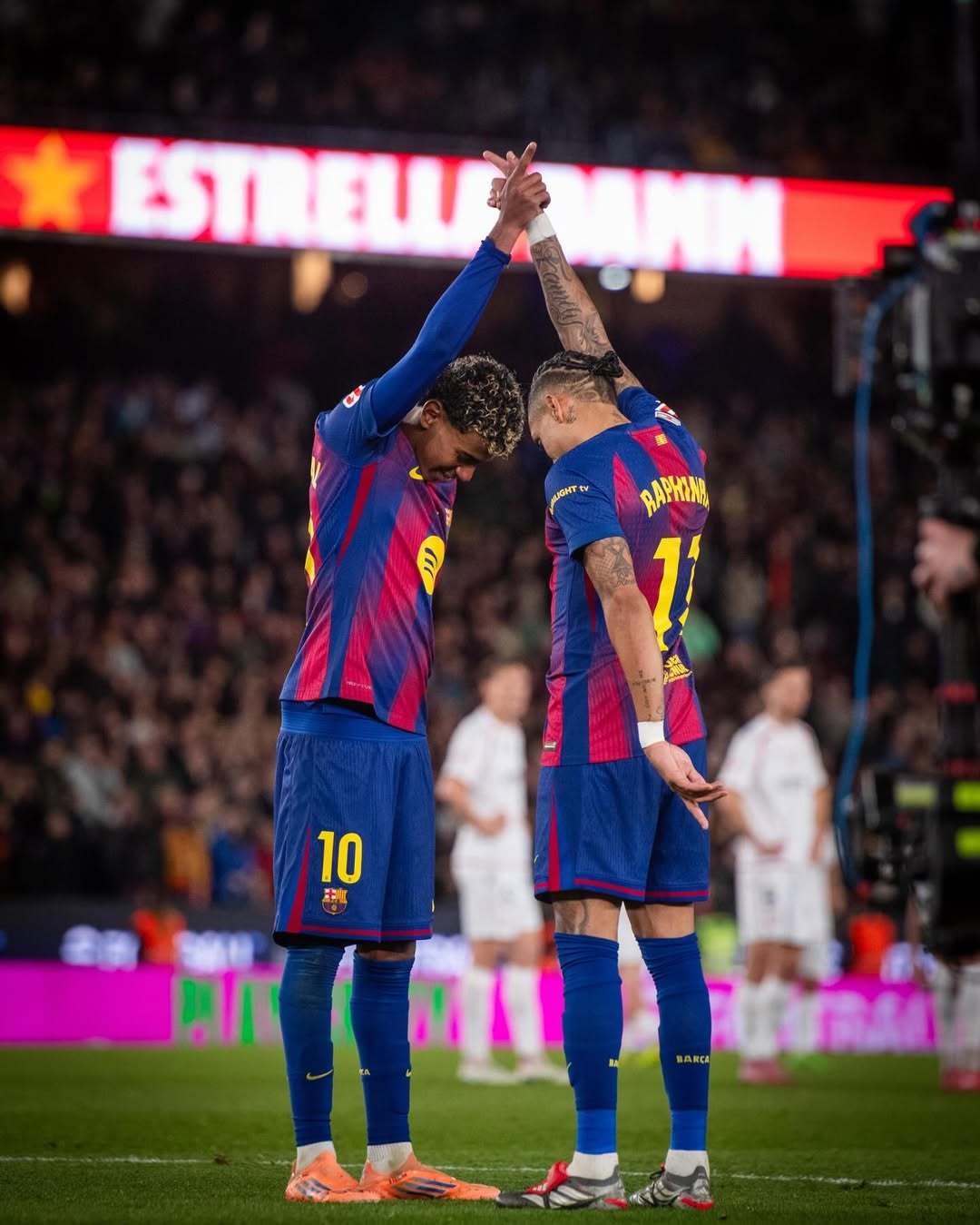 每体：队长拉菲尼亚无论在哪都毫不松懈地与奥萨苏纳战斗——他以勇气和果断带领巴塞罗