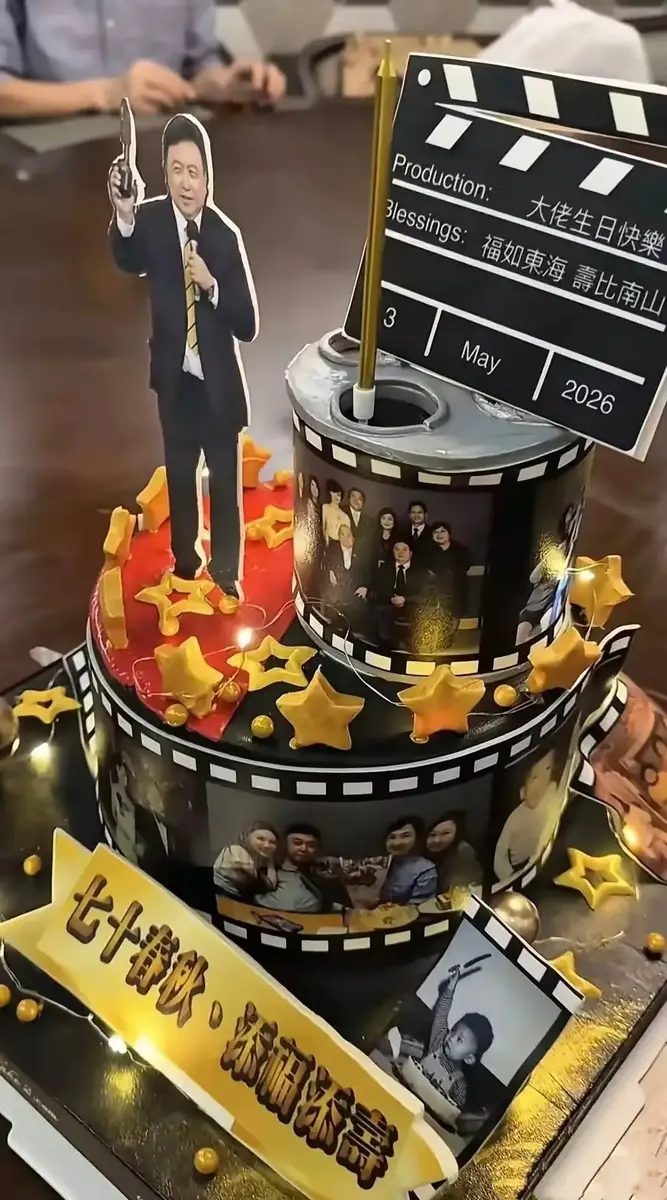 71岁王晶生日全家福曝光！70岁老婆罕见露面心情好