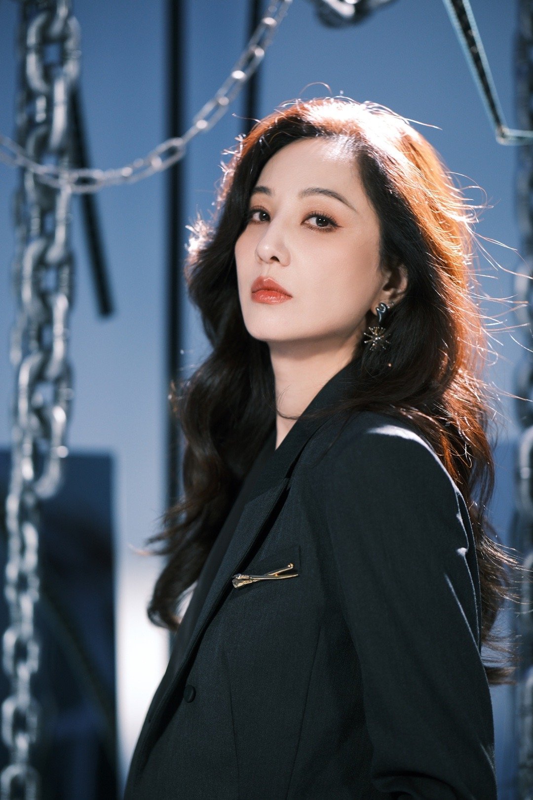 郑希怡西装界最严厉的母亲郑希怡用实力证明：西装和眼镜才是最强气场组合！挺拔身姿