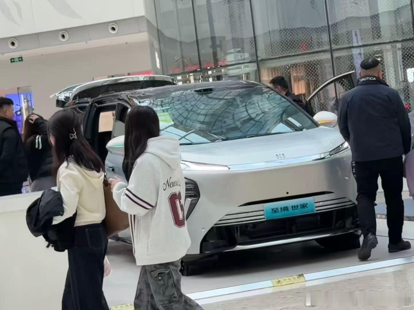 别克至境世家全国的商场快闪店基本上都有一位来自上汽通用和泛亚汽车的人员在驻守并反